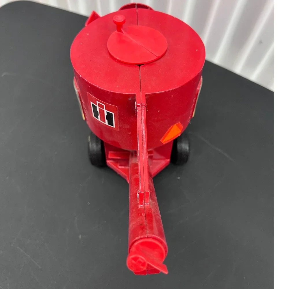 Ertl International Harvester Grinder Mixer Red Diecast 1/16 Scale Farm Toy USA